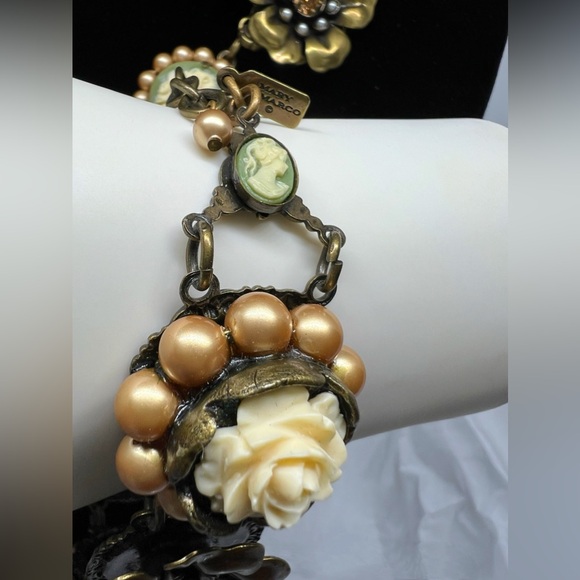 La Contessa by Mary DeMarco Victorian Cameo Sunflower Necklace & Bracelet - Picture 6 of 9